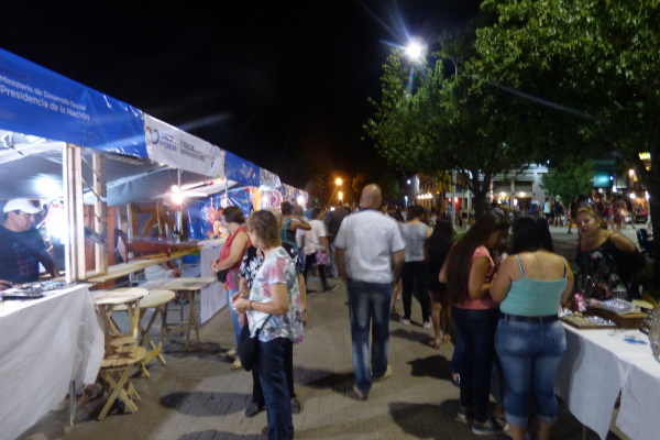 Feria de Emprendedores y Artesanos Galvenses + Humor Bajo las Estrellas